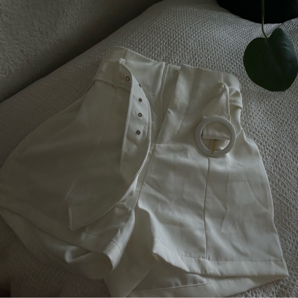 Vintage high rise cream white short with round buckle belt - Picture 1 of 4